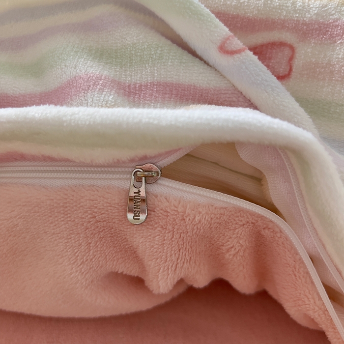 91家纺网 家纺一手货源 找家纺 原素 2025秋冬少女心印花A类200克双拼加厚牛奶绒四件套 彩条蝴蝶结