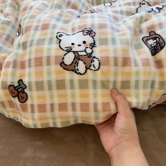 91家纺网 家纺一手货源 找家纺 原素 2025秋冬少女心印花A类200克双拼加厚牛奶绒四件套 格纹猫咪酱