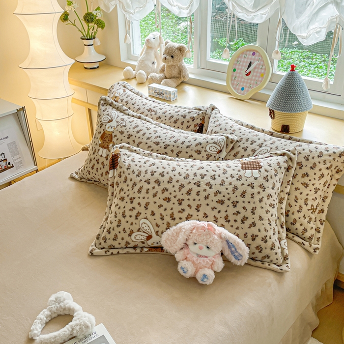 91家纺网 家纺一手货源 找家纺 一比一  2025新款双面牛奶绒四件套 布偶兔兔