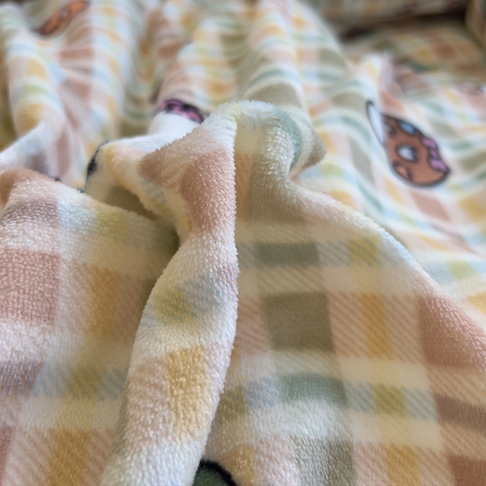 91家纺网 家纺一手货源 找家纺 原素 2025秋冬少女心印花A类200克双拼加厚牛奶绒四件套 格纹猫咪酱