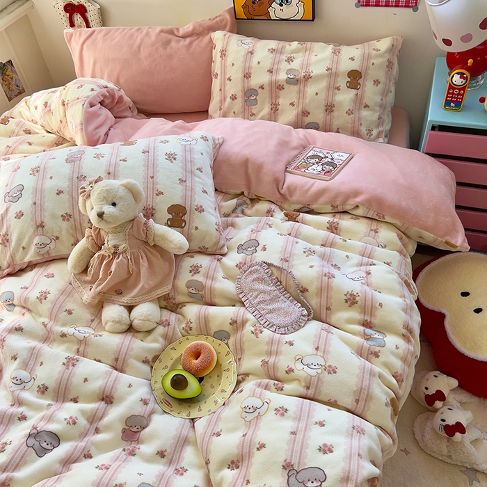 91家纺网 家纺一手货源 找家纺 原素 2025秋冬少女心印花A类200克双拼加厚牛奶绒四件套 羞羞萌宠