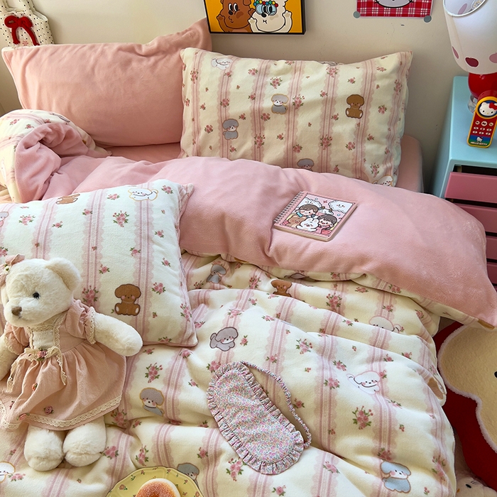 91家纺网 家纺一手货源 找家纺 原素 2025秋冬少女心印花A类200克双拼加厚牛奶绒四件套 羞羞萌宠