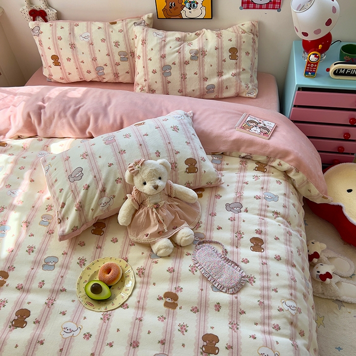 91家纺网 家纺一手货源 找家纺 原素 2025秋冬少女心印花A类200克双拼加厚牛奶绒四件套 羞羞萌宠