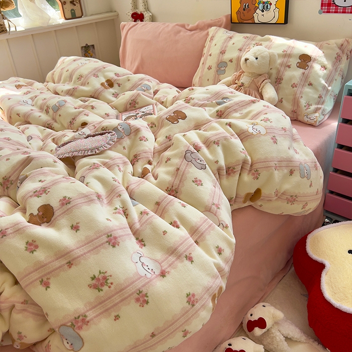 91家纺网 家纺一手货源 找家纺 原素 2025秋冬少女心印花A类200克双拼加厚牛奶绒四件套 羞羞萌宠