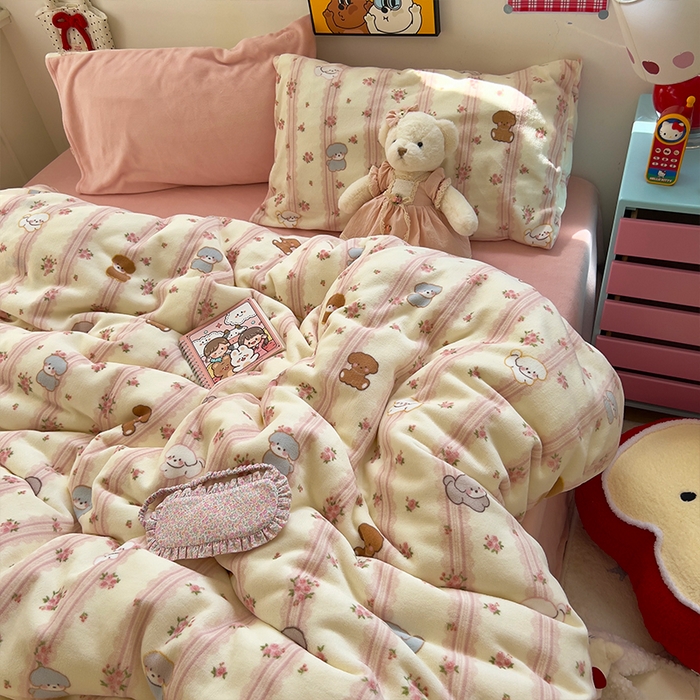 91家纺网 家纺一手货源 找家纺 原素 2025秋冬少女心印花A类200克双拼加厚牛奶绒四件套 羞羞萌宠