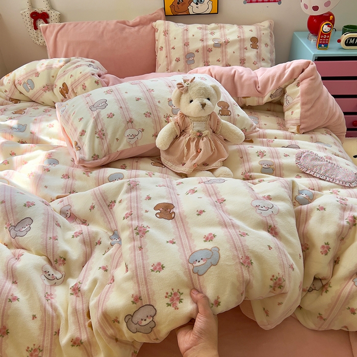 91家纺网 家纺一手货源 找家纺 原素 2025秋冬少女心印花A类200克双拼加厚牛奶绒四件套 羞羞萌宠