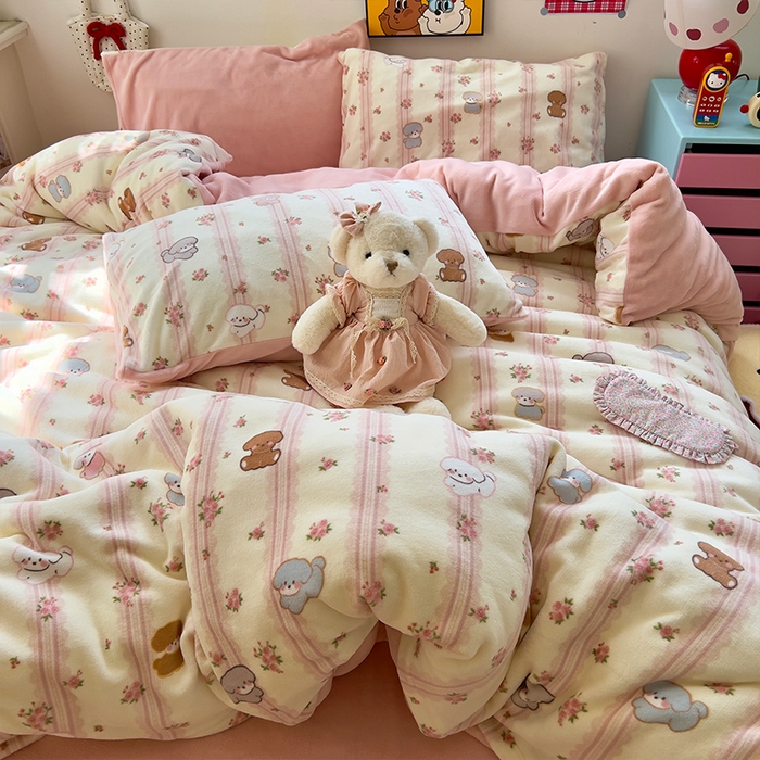 91家纺网 家纺一手货源 找家纺 原素 2025秋冬少女心印花A类200克双拼加厚牛奶绒四件套 羞羞萌宠