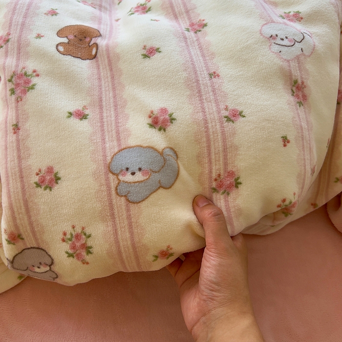 91家纺网 家纺一手货源 找家纺 原素 2025秋冬少女心印花A类200克双拼加厚牛奶绒四件套 羞羞萌宠