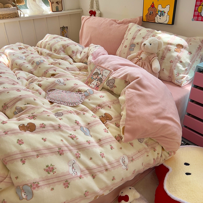 91家纺网 家纺一手货源 找家纺 原素 2025秋冬少女心印花A类200克双拼加厚牛奶绒四件套 羞羞萌宠