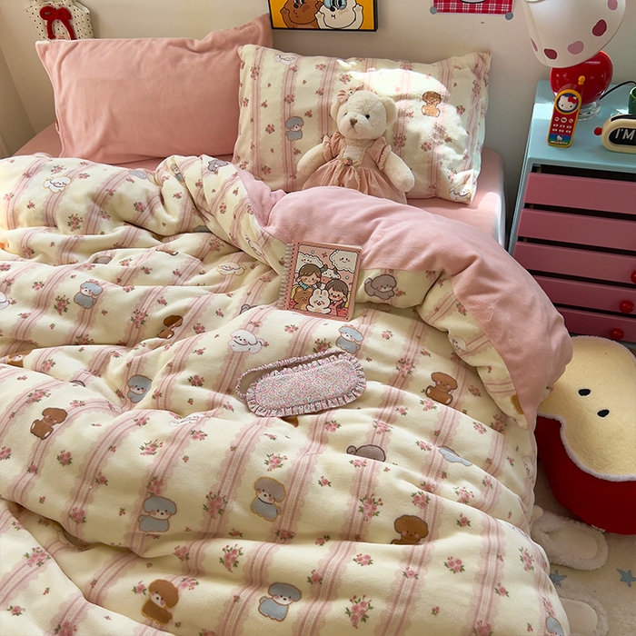 91家纺网 家纺一手货源 找家纺 原素 2025秋冬少女心印花A类200克双拼加厚牛奶绒四件套 羞羞萌宠