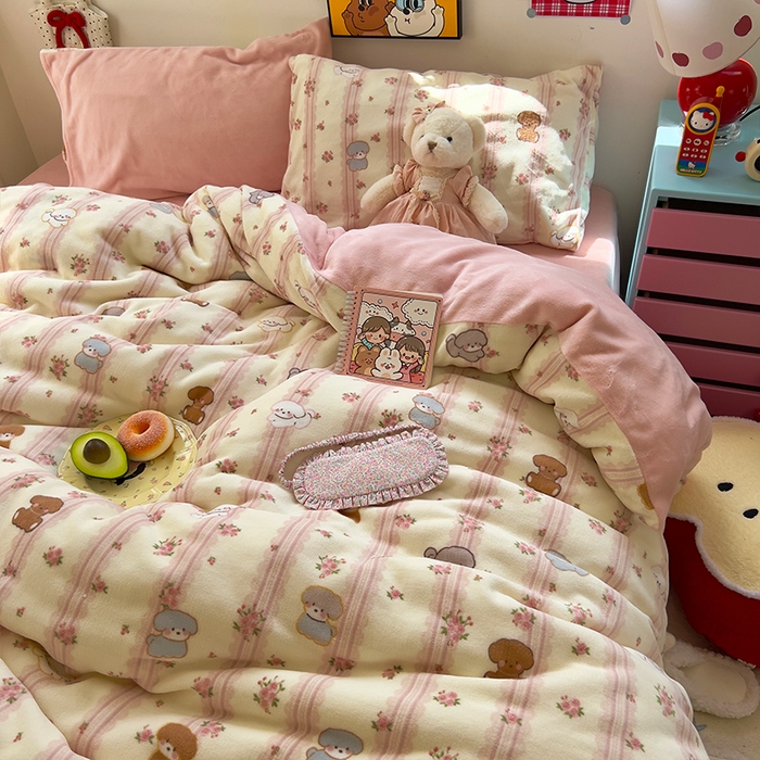 91家纺网 家纺一手货源 找家纺 原素 2025秋冬少女心印花A类200克双拼加厚牛奶绒四件套 羞羞萌宠