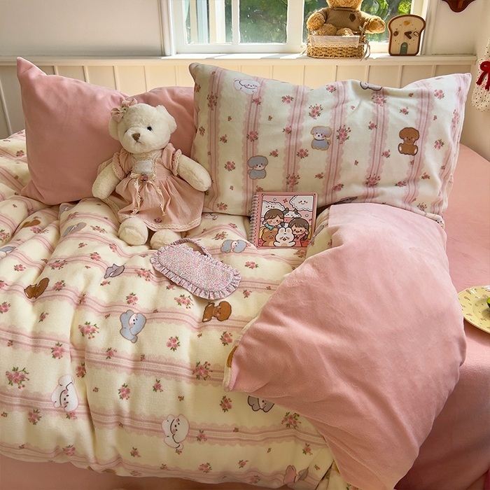 91家纺网 家纺一手货源 找家纺 原素 2025秋冬少女心印花A类200克双拼加厚牛奶绒四件套 羞羞萌宠