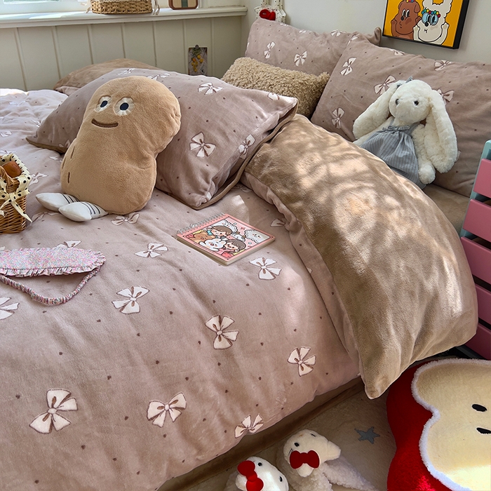 91家纺网 家纺一手货源 找家纺 原素 2025秋冬少女心印花A类200克双拼加厚牛奶绒四件套 复古蝴蝶结