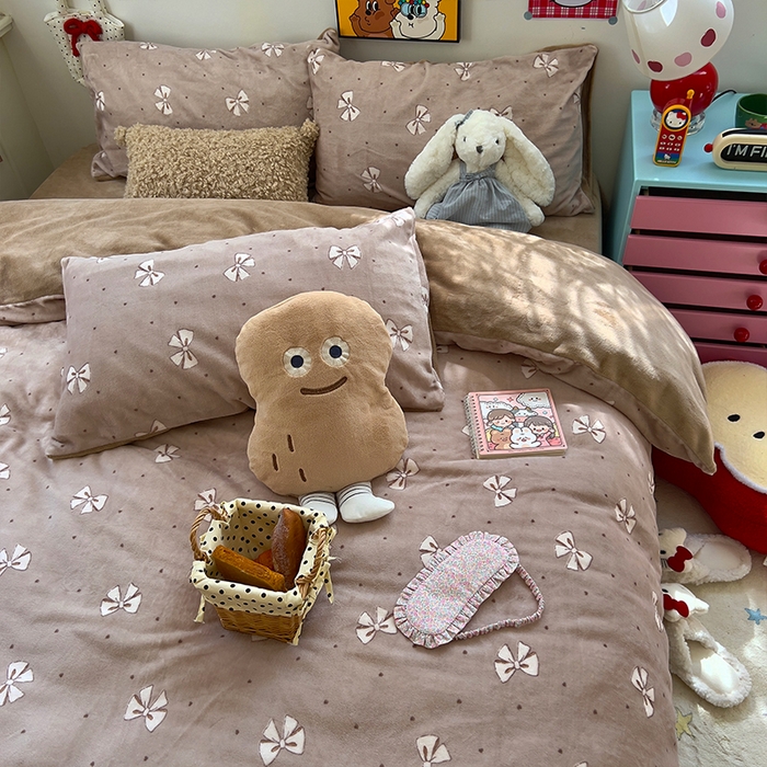 91家纺网 家纺一手货源 找家纺 原素 2025秋冬少女心印花A类200克双拼加厚牛奶绒四件套 复古蝴蝶结