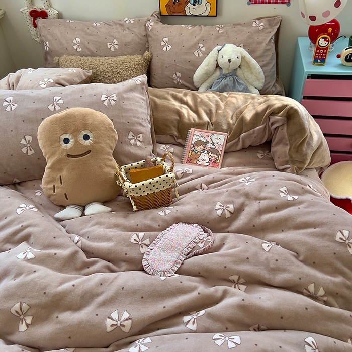 91家纺网 家纺一手货源 找家纺 原素 2025秋冬少女心印花A类200克双拼加厚牛奶绒四件套 复古蝴蝶结