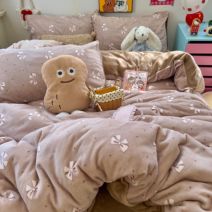 91家纺网 家纺一手货源 找家纺 原素 2025秋冬少女心印花A类200克双拼加厚牛奶绒四件套 复古蝴蝶结