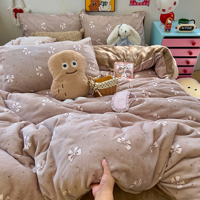 91家纺网 家纺一手货源 找家纺 原素 2025秋冬少女心印花A类200克双拼加厚牛奶绒四件套 复古蝴蝶结