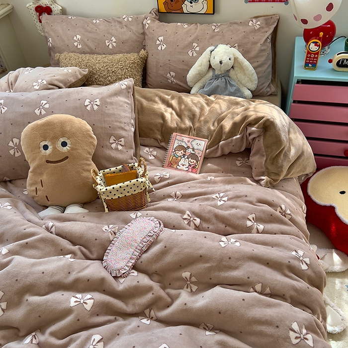 91家纺网 家纺一手货源 找家纺 原素 2025秋冬少女心印花A类200克双拼加厚牛奶绒四件套 复古蝴蝶结