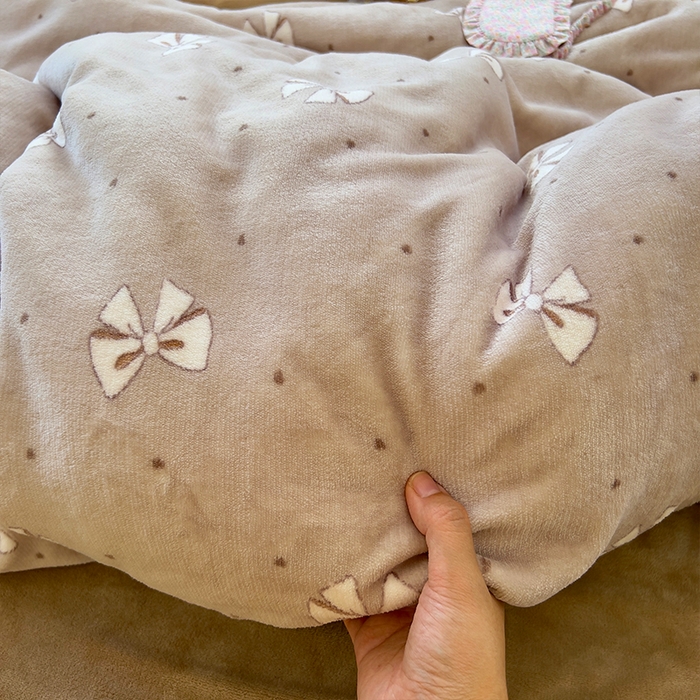 91家纺网 家纺一手货源 找家纺 原素 2025秋冬少女心印花A类200克双拼加厚牛奶绒四件套 复古蝴蝶结