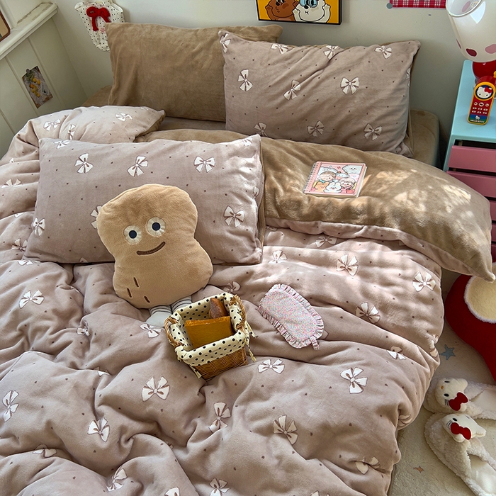 91家纺网 家纺一手货源 找家纺 原素 2025秋冬少女心印花A类200克双拼加厚牛奶绒四件套 复古蝴蝶结