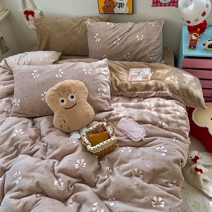 91家纺网 家纺一手货源 找家纺 原素 2025秋冬少女心印花A类200克双拼加厚牛奶绒四件套 复古蝴蝶结