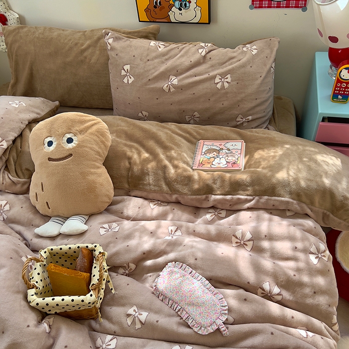 91家纺网 家纺一手货源 找家纺 原素 2025秋冬少女心印花A类200克双拼加厚牛奶绒四件套 复古蝴蝶结