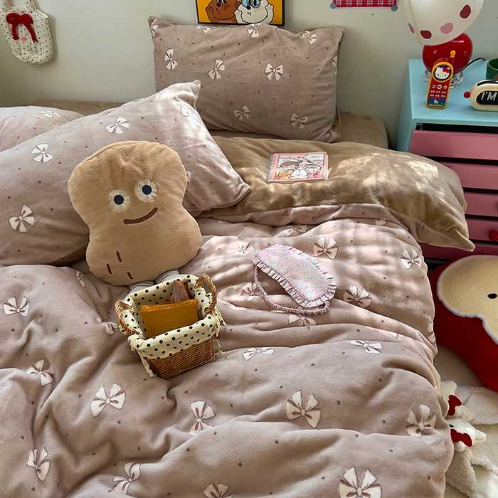 91家纺网 家纺一手货源 找家纺 原素 2025秋冬少女心印花A类200克双拼加厚牛奶绒四件套 复古蝴蝶结