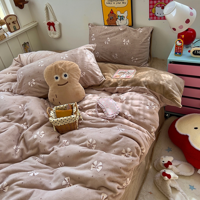 91家纺网 家纺一手货源 找家纺 原素 2025秋冬少女心印花A类200克双拼加厚牛奶绒四件套 复古蝴蝶结