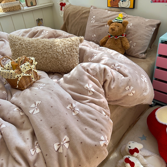 91家纺网 家纺一手货源 找家纺 原素 2025秋冬少女心印花A类200克双拼加厚牛奶绒四件套 复古蝴蝶结