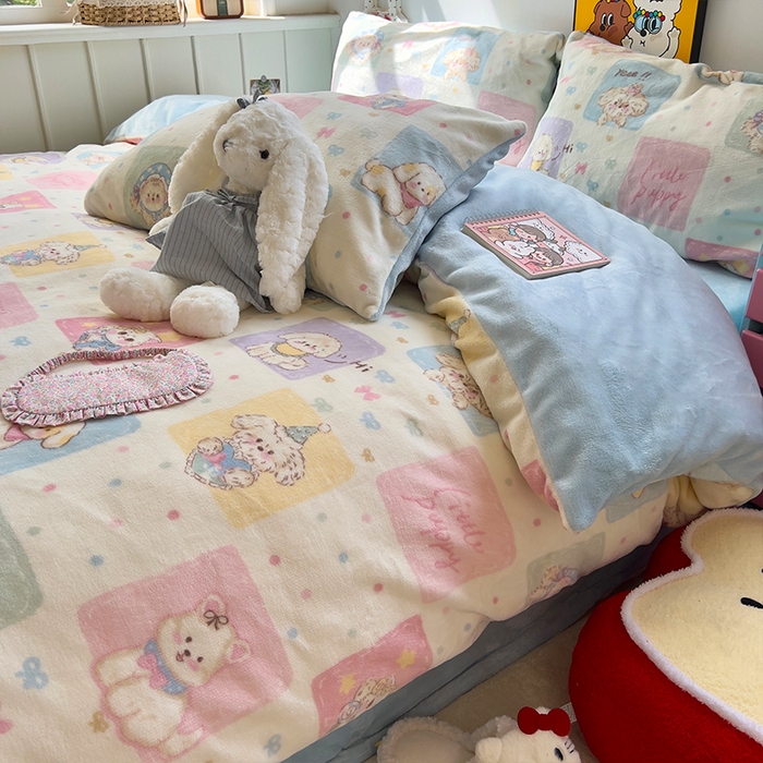 91家纺网 家纺一手货源 找家纺 原素 2025秋冬少女心印花A类200克双拼加厚牛奶绒四件套 狗狗聚会