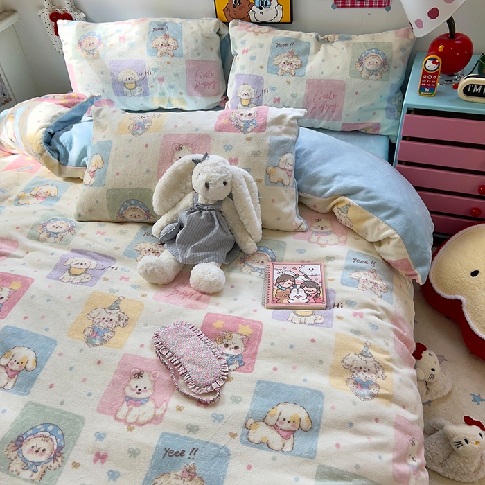 91家纺网 家纺一手货源 找家纺 原素 2025秋冬少女心印花A类200克双拼加厚牛奶绒四件套 狗狗聚会