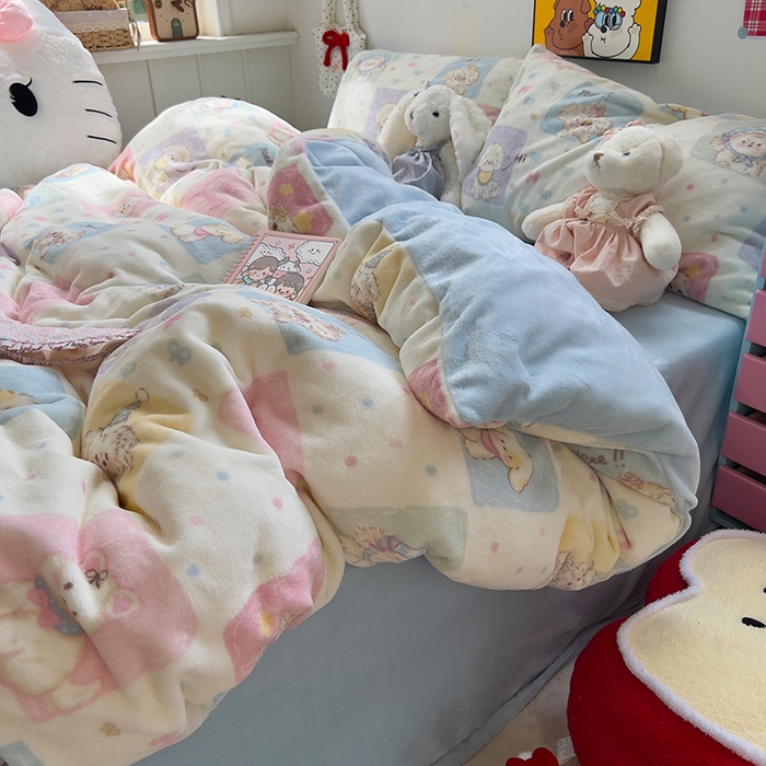 91家纺网 家纺一手货源 找家纺 原素 2025秋冬少女心印花A类200克双拼加厚牛奶绒四件套 狗狗聚会