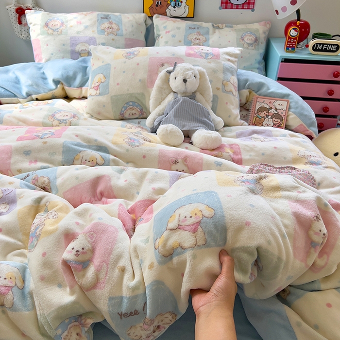 91家纺网 家纺一手货源 找家纺 原素 2025秋冬少女心印花A类200克双拼加厚牛奶绒四件套 狗狗聚会