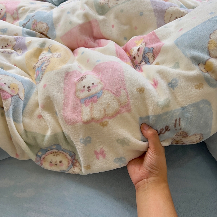 91家纺网 家纺一手货源 找家纺 原素 2025秋冬少女心印花A类200克双拼加厚牛奶绒四件套 狗狗聚会