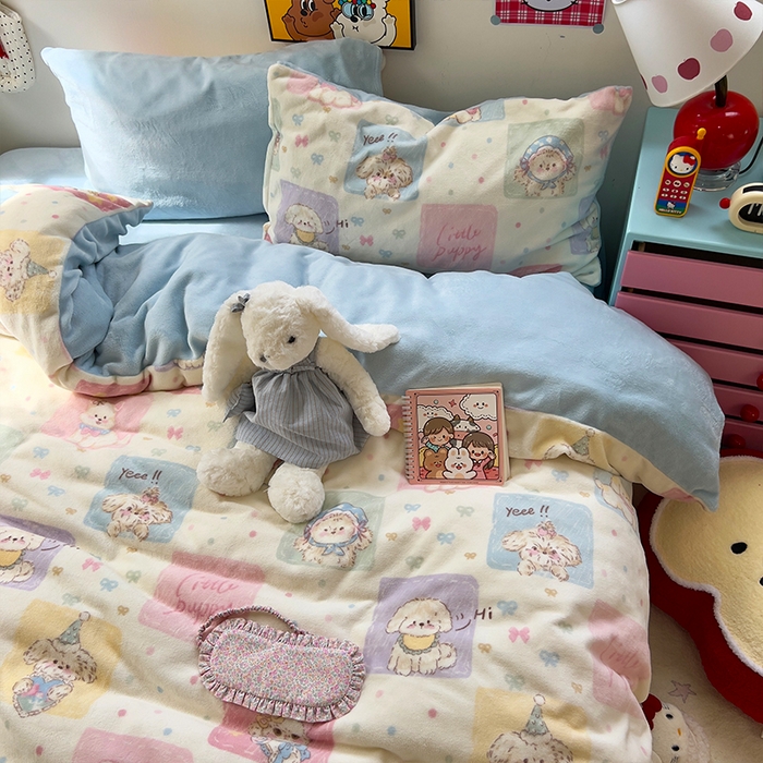 91家纺网 家纺一手货源 找家纺 原素 2025秋冬少女心印花A类200克双拼加厚牛奶绒四件套 狗狗聚会