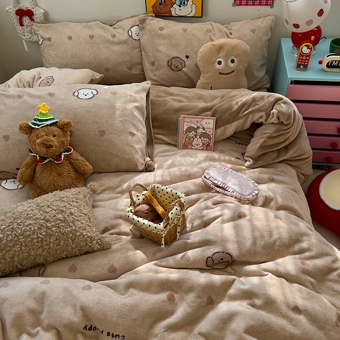 91家纺网 家纺一手货源 找家纺 原素 2025秋冬少女心印花A类200克双拼加厚牛奶绒四件套 爱心富贵狗