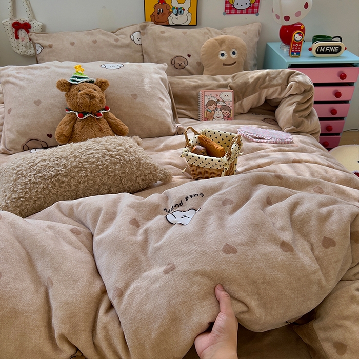 91家纺网 家纺一手货源 找家纺 原素 2025秋冬少女心印花A类200克双拼加厚牛奶绒四件套 爱心富贵狗