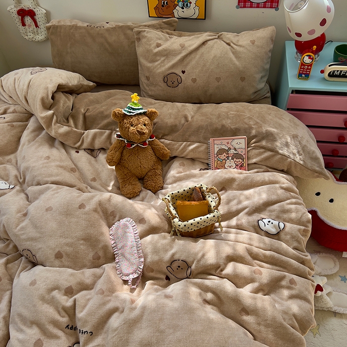 91家纺网 家纺一手货源 找家纺 原素 2025秋冬少女心印花A类200克双拼加厚牛奶绒四件套 爱心富贵狗