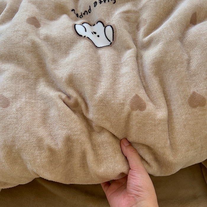 91家纺网 家纺一手货源 找家纺 原素 2025秋冬少女心印花A类200克双拼加厚牛奶绒四件套 爱心富贵狗