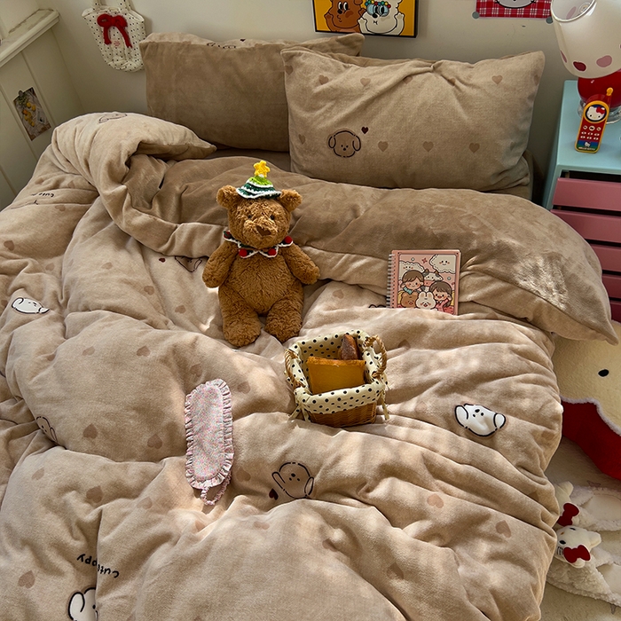 91家纺网 家纺一手货源 找家纺 原素 2025秋冬少女心印花A类200克双拼加厚牛奶绒四件套 爱心富贵狗