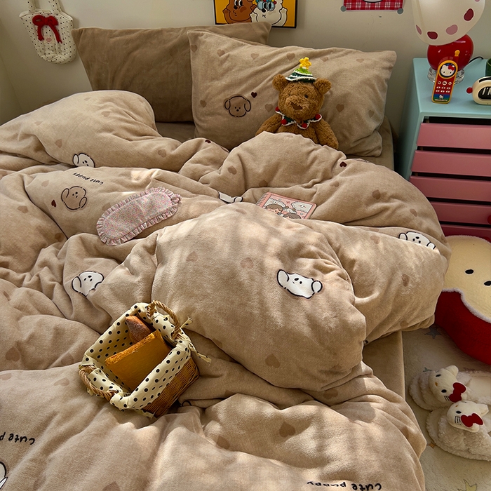 91家纺网 家纺一手货源 找家纺 原素 2025秋冬少女心印花A类200克双拼加厚牛奶绒四件套 爱心富贵狗