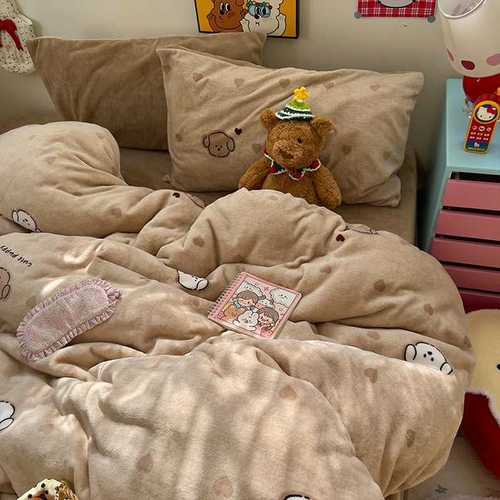 91家纺网 家纺一手货源 找家纺 原素 2025秋冬少女心印花A类200克双拼加厚牛奶绒四件套 爱心富贵狗