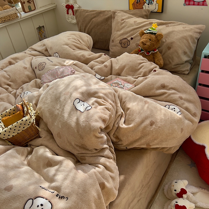 91家纺网 家纺一手货源 找家纺 原素 2025秋冬少女心印花A类200克双拼加厚牛奶绒四件套 爱心富贵狗