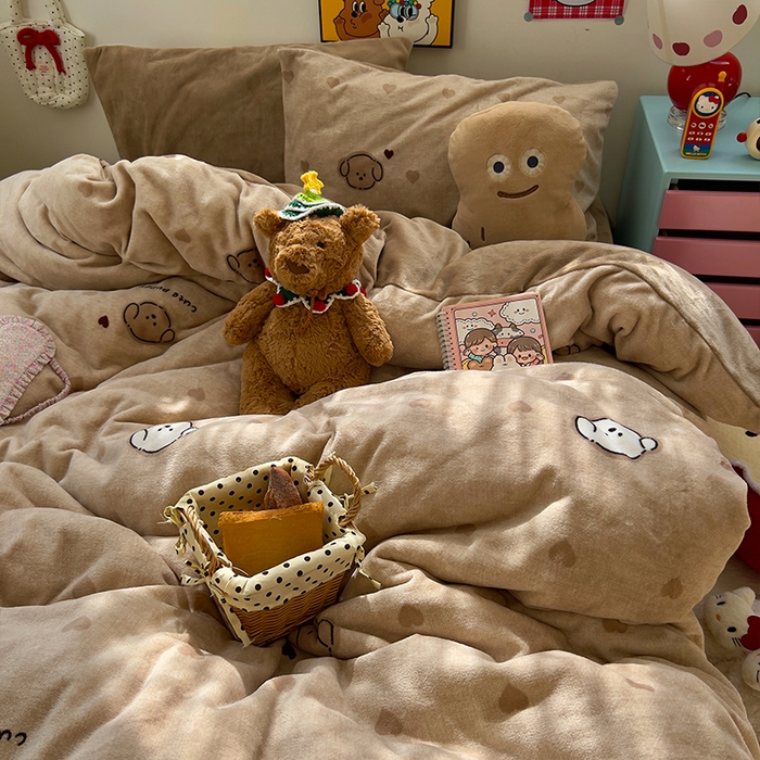 91家纺网 家纺一手货源 找家纺 原素 2025秋冬少女心印花A类200克双拼加厚牛奶绒四件套 爱心富贵狗