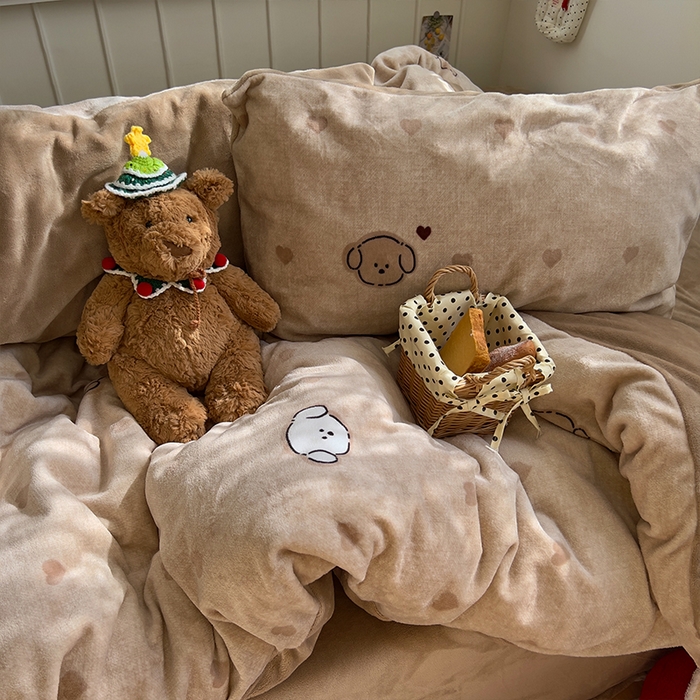 91家纺网 家纺一手货源 找家纺 原素 2025秋冬少女心印花A类200克双拼加厚牛奶绒四件套 爱心富贵狗