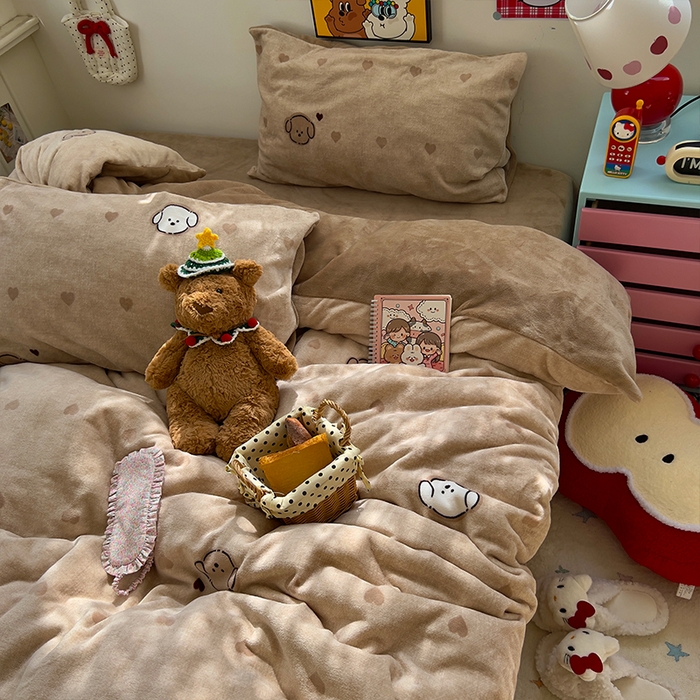 91家纺网 家纺一手货源 找家纺 原素 2025秋冬少女心印花A类200克双拼加厚牛奶绒四件套 爱心富贵狗