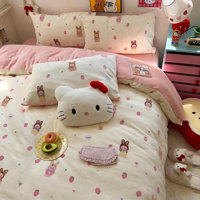 91家纺网 家纺一手货源 找家纺 原素 2025秋冬少女心印花A类200克双拼加厚牛奶绒四件套 草莓拉拉布