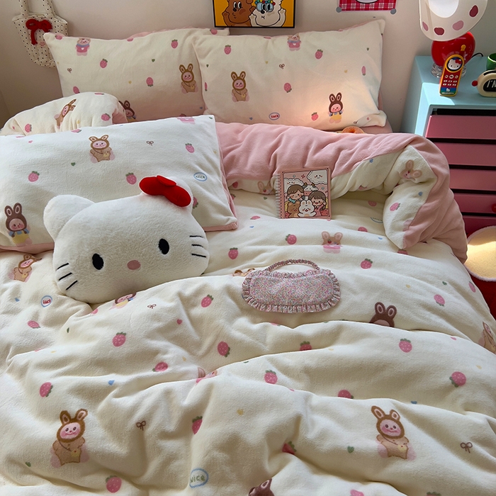 91家纺网 家纺一手货源 找家纺 原素 2025秋冬少女心印花A类200克双拼加厚牛奶绒四件套 草莓拉拉布