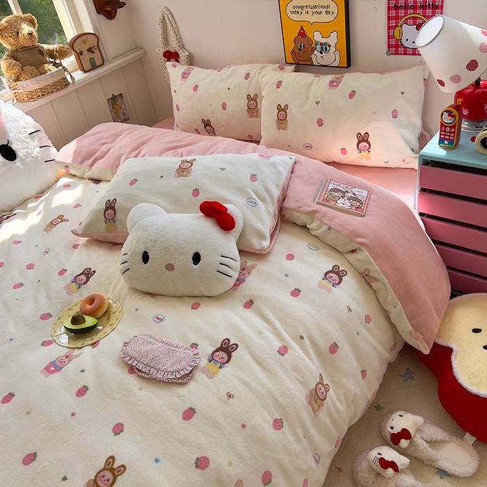 91家纺网 家纺一手货源 找家纺 原素 2025秋冬少女心印花A类200克双拼加厚牛奶绒四件套 草莓拉拉布