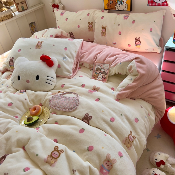 91家纺网 家纺一手货源 找家纺 原素 2025秋冬少女心印花A类200克双拼加厚牛奶绒四件套 草莓拉拉布